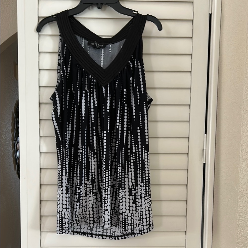White House Black Market Gray and White Patterned Top